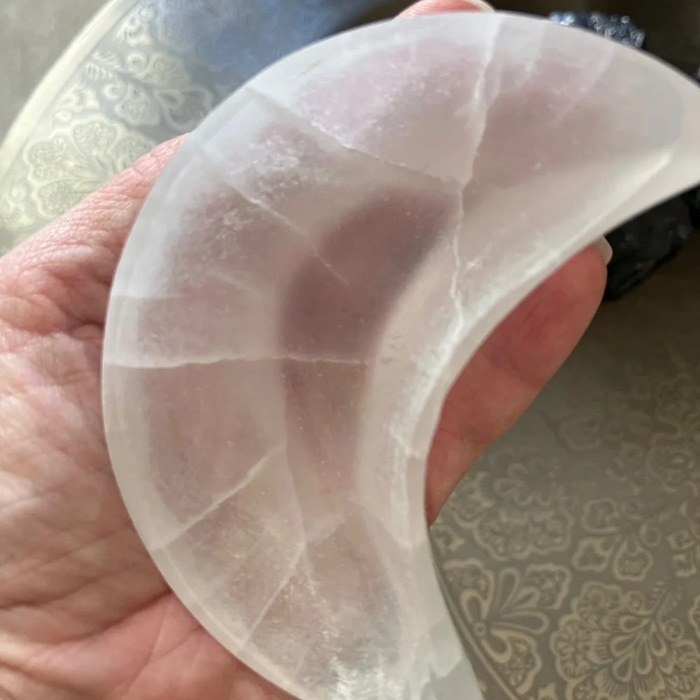 Crescent shape selenite bowl - Picture 5 of 5